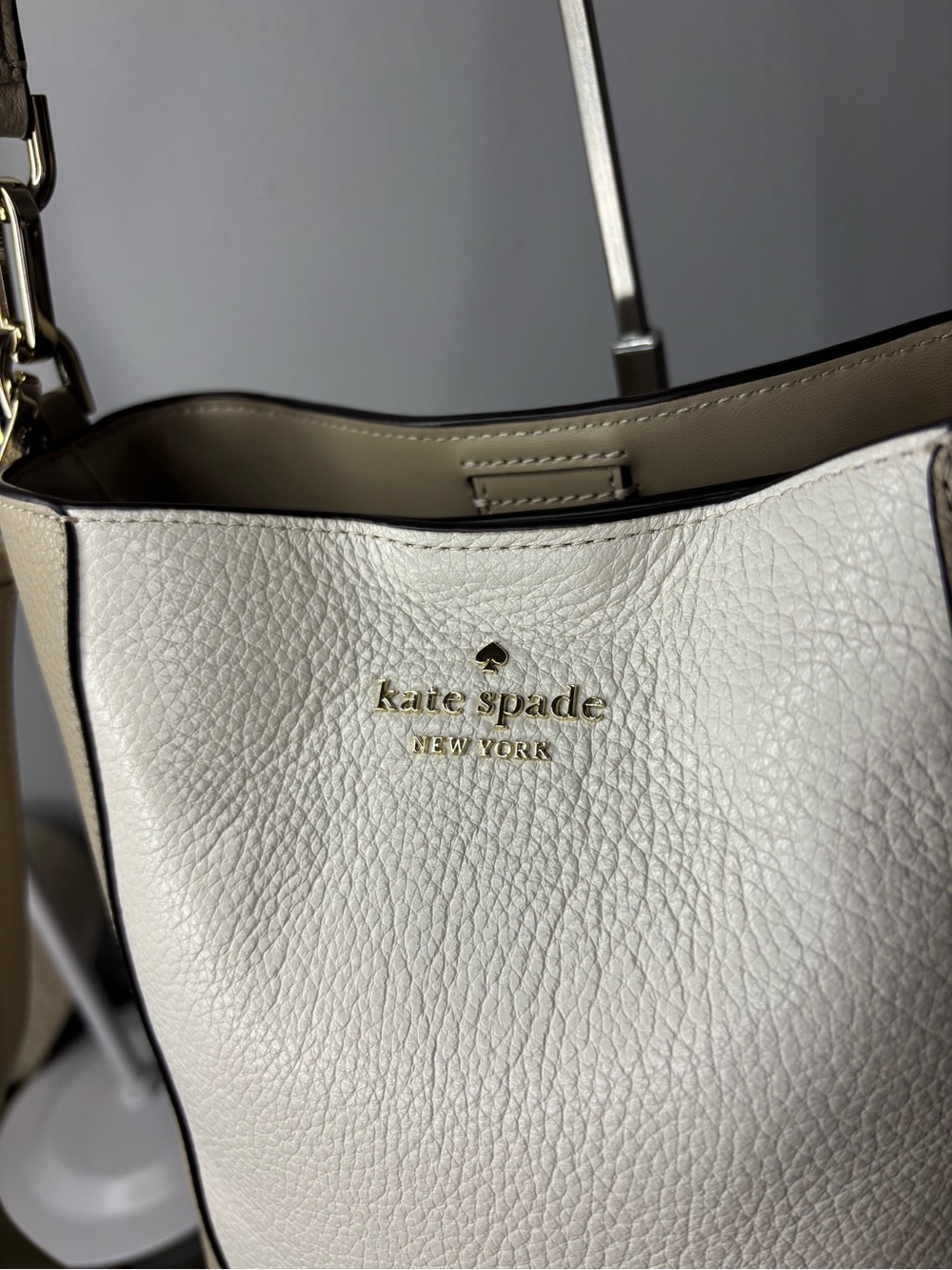 kate spade Lena Two-Tone Pebbled Leather Bucket Bag in Beige and White NWOT - Picture 3 of 16